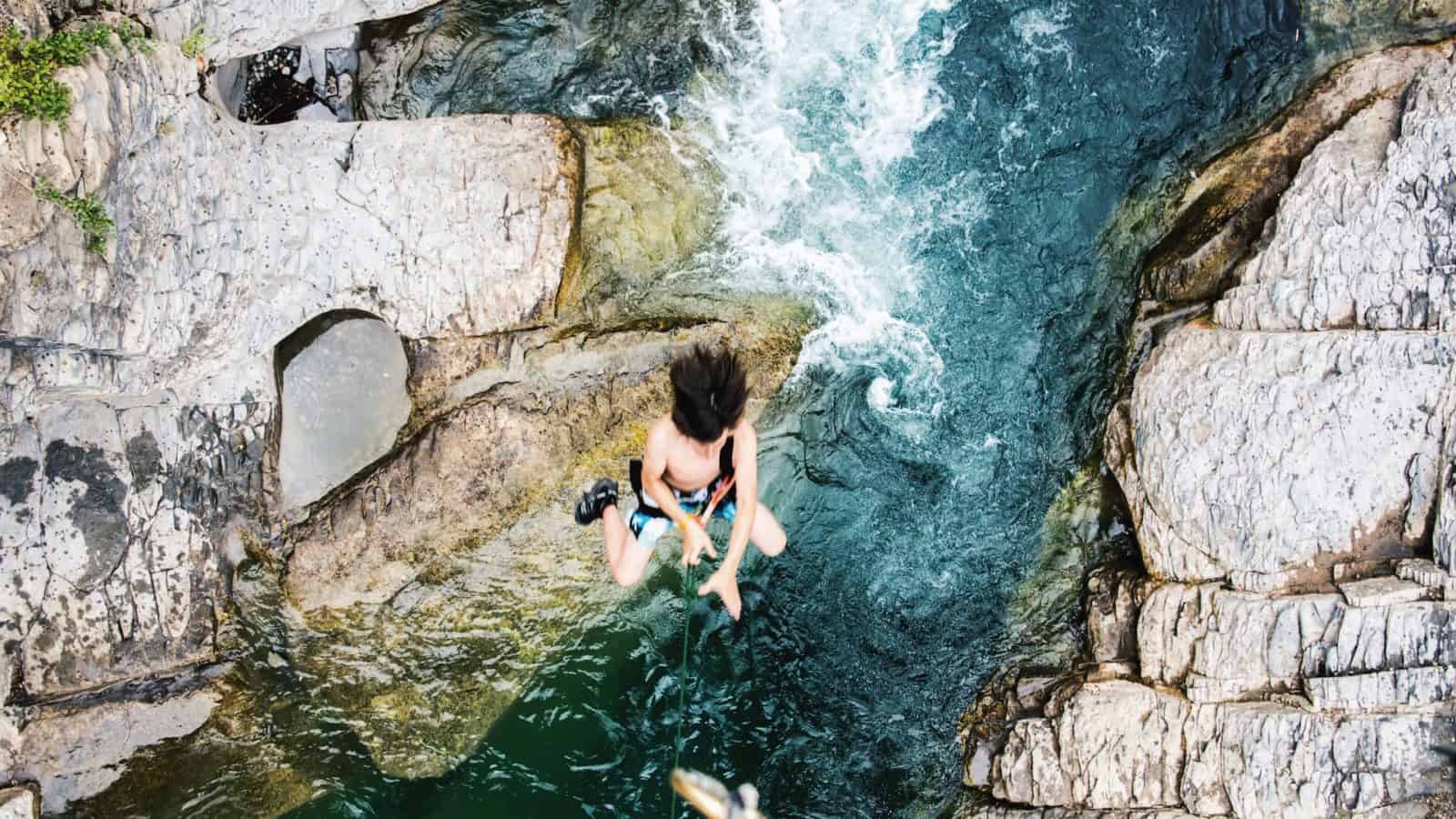 Saut en canyon