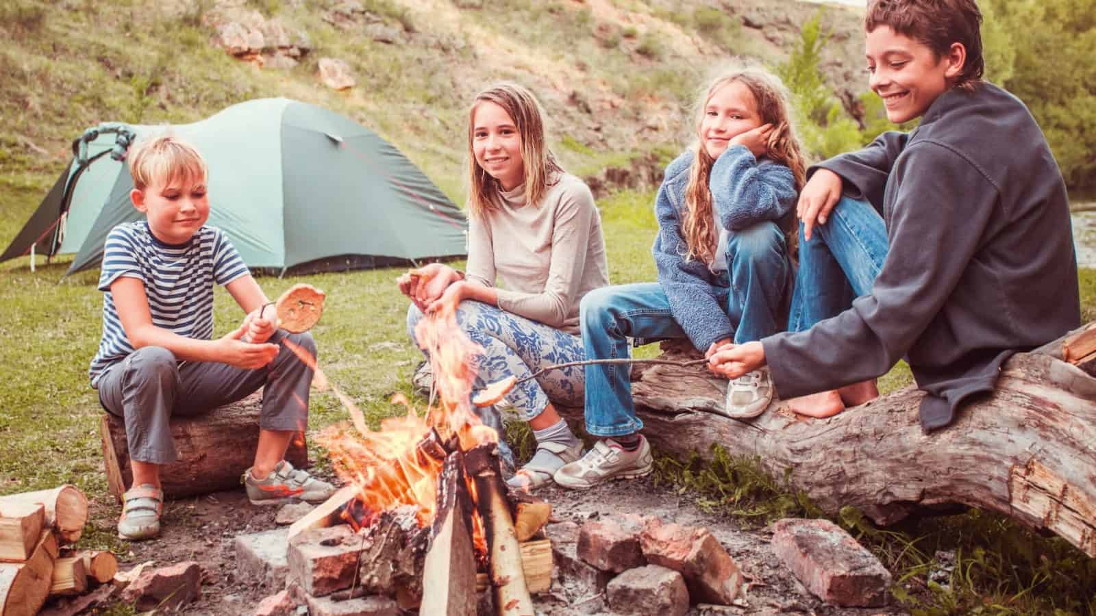 enfants feu de camp nature