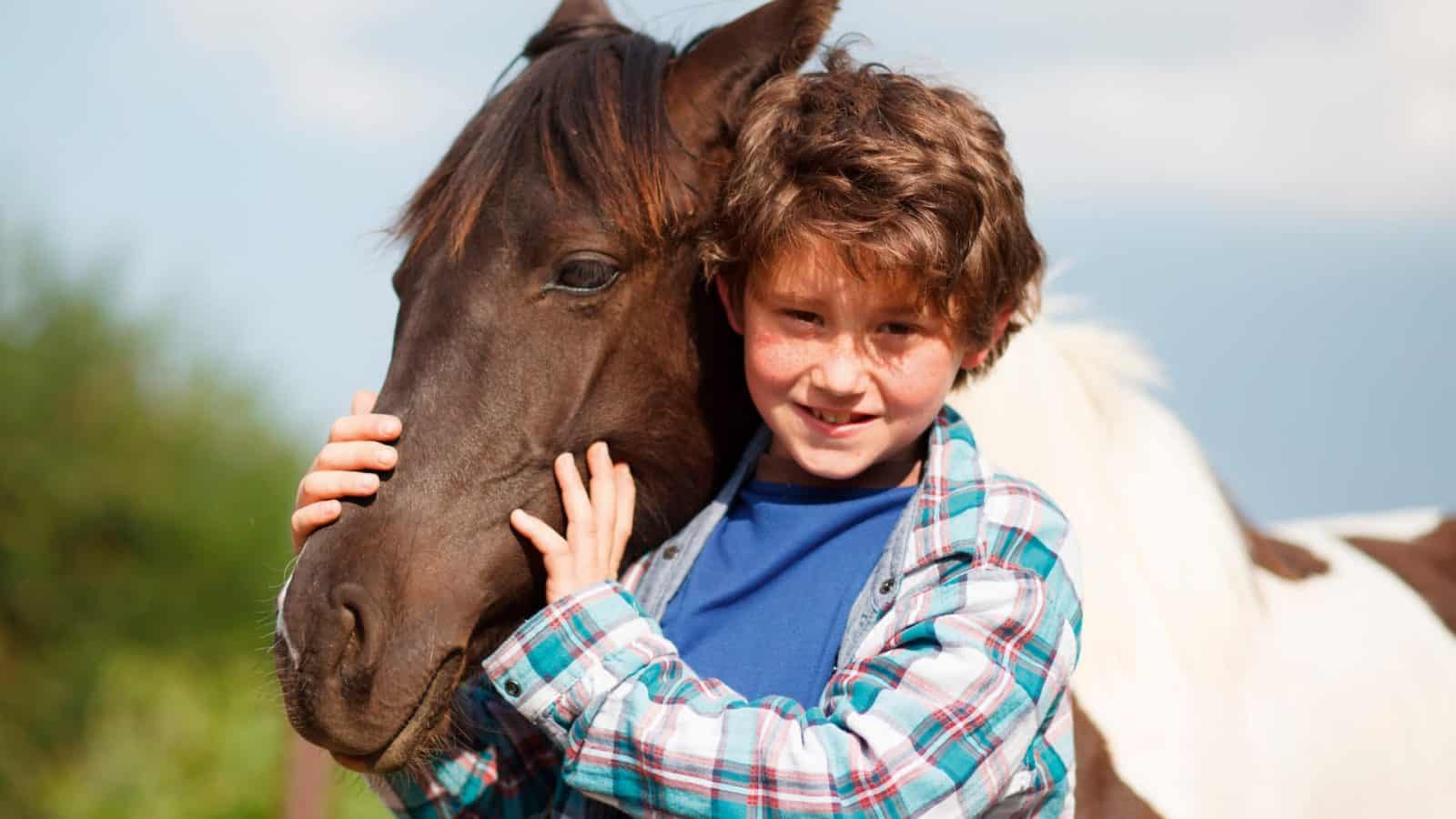 enfant avec cheval poney nature