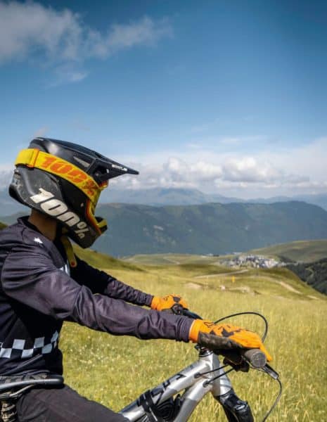 enfant vélo montagne nature